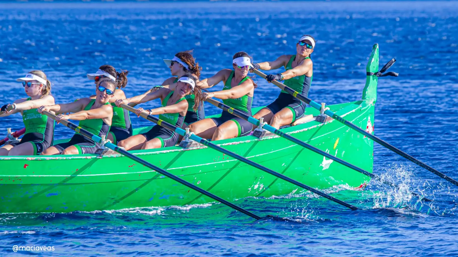 Equipo femenino de remo del club nautico santa lucia