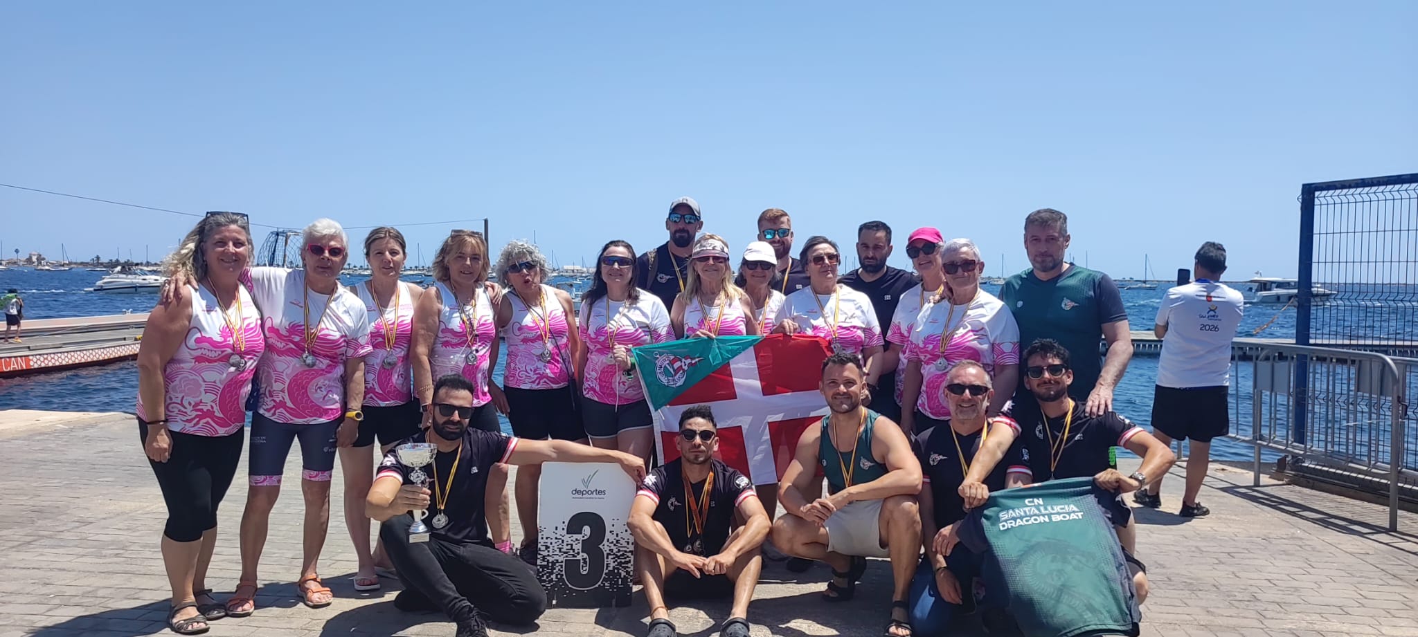 Integrantes del equipo de dragon boat del CN Santa Lucía en la regata de la Liga Mediterránea