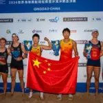 Podio del doble mixto juvenil en el Mundial de Beach Sprint de Qingdao, con Alfredo Mena Castillo y Blanca López Valera (España, bronce) a la derecha junto a los equipos de Alemania y China