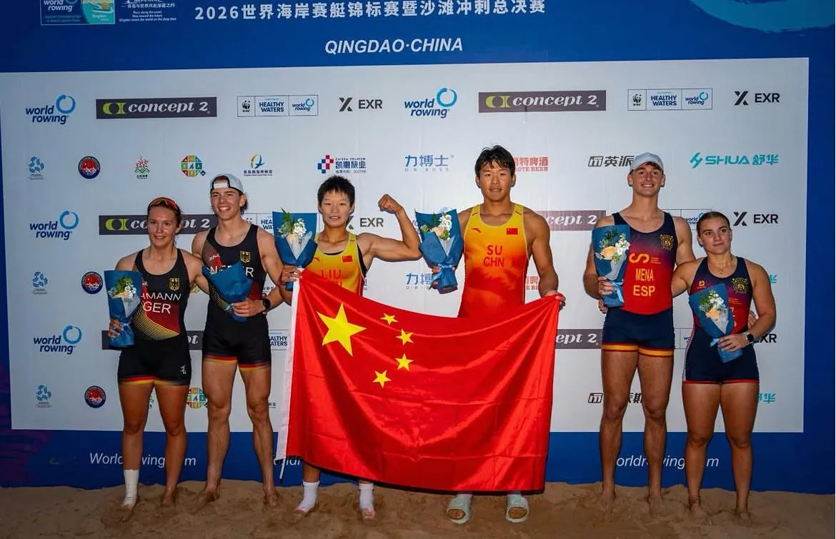 Podio del doble mixto juvenil en el Mundial de Beach Sprint de Qingdao, con Alfredo Mena Castillo y Blanca López Valera (España, bronce) a la derecha junto a los equipos de Alemania y China