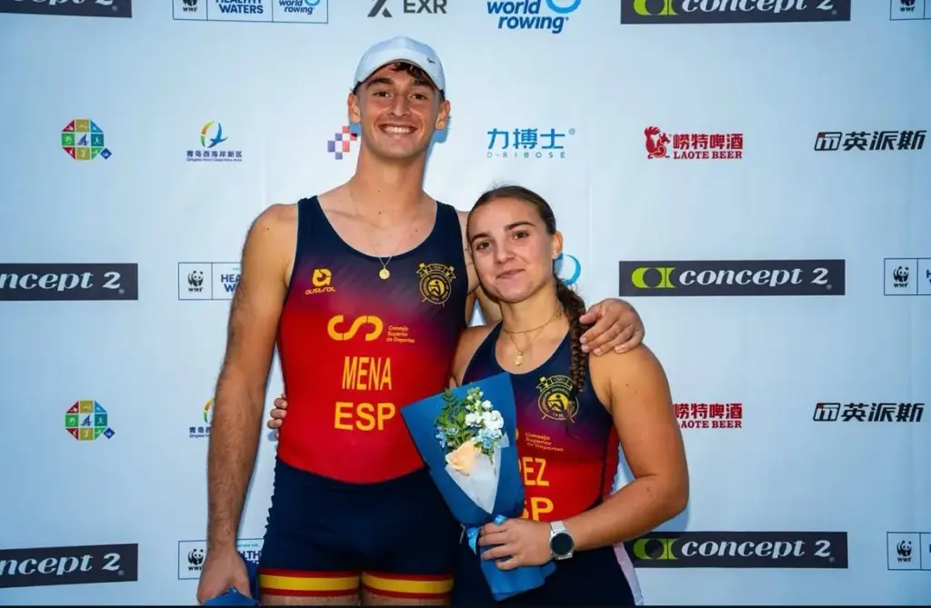 Alfredo Mena Castillo y Blanca López Valera posan con un ramo de flores ante el photocall de World Rowing en Qingdao