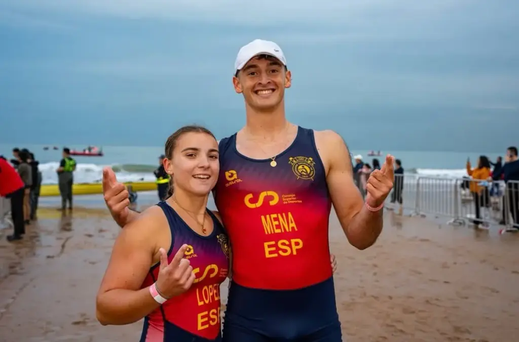 Blanca López Valera y Alfredo Mena Castillo sonríen con el pulgar hacia arriba en la playa del Mundial de Beach Sprint de Qingdao