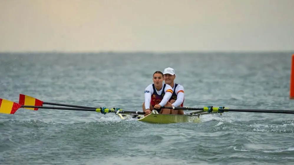 Blanca López Valera y Alfredo Mena Castillo remando en el doble mixto en mar abierto durante el Mundial de Qingdao