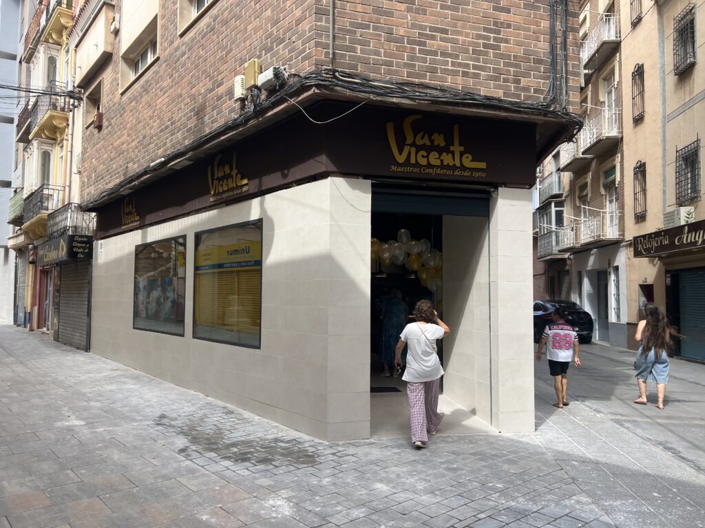 Fachada de esquina de Confitería San Vicente, Maestros Confiteros desde 1960, en la calle San Vicente de Cartagena