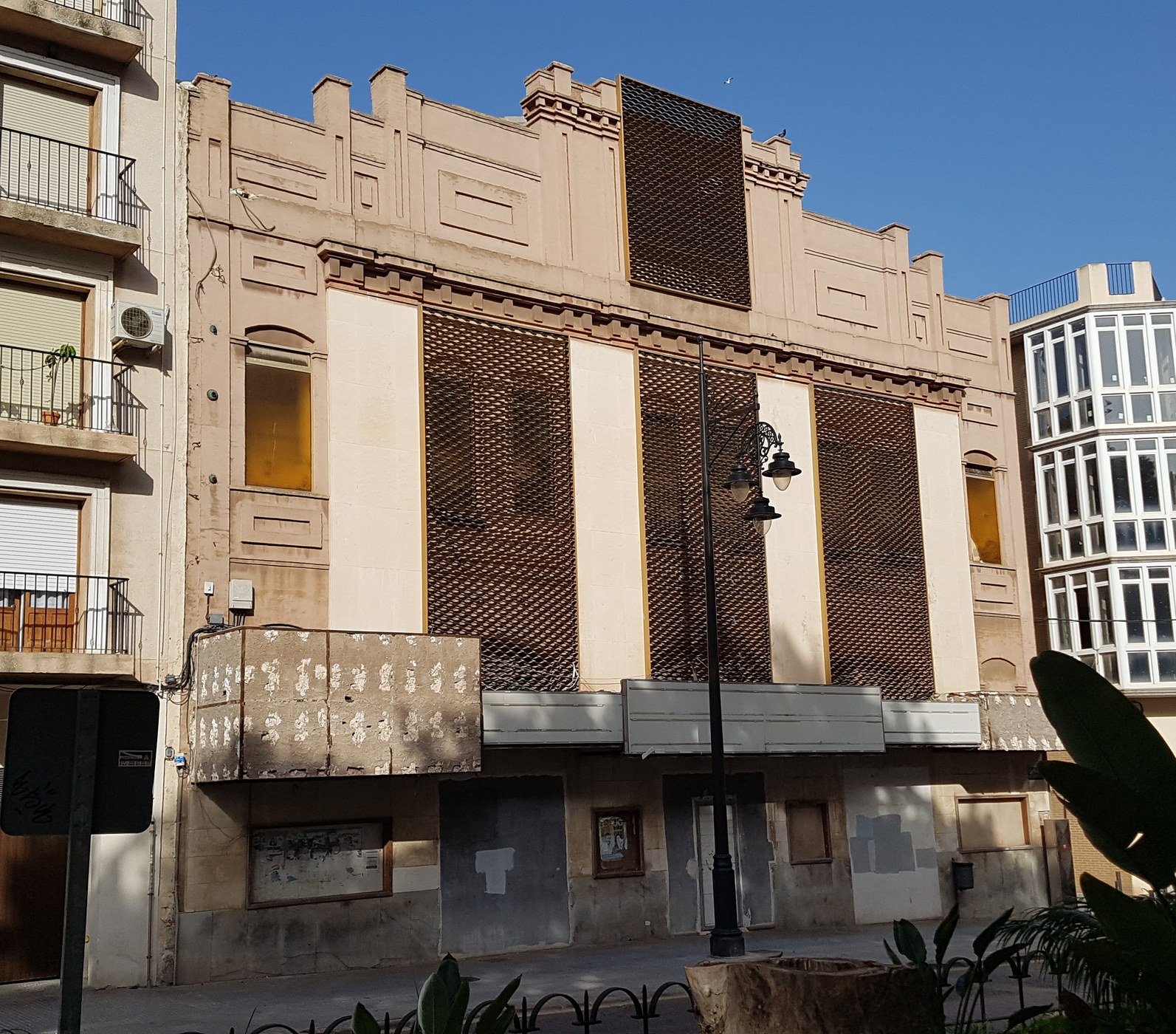 Fachada del Gran Cine Central en la plaza de la Merced de Cartagena, cerrado y pendiente de rehabilitación